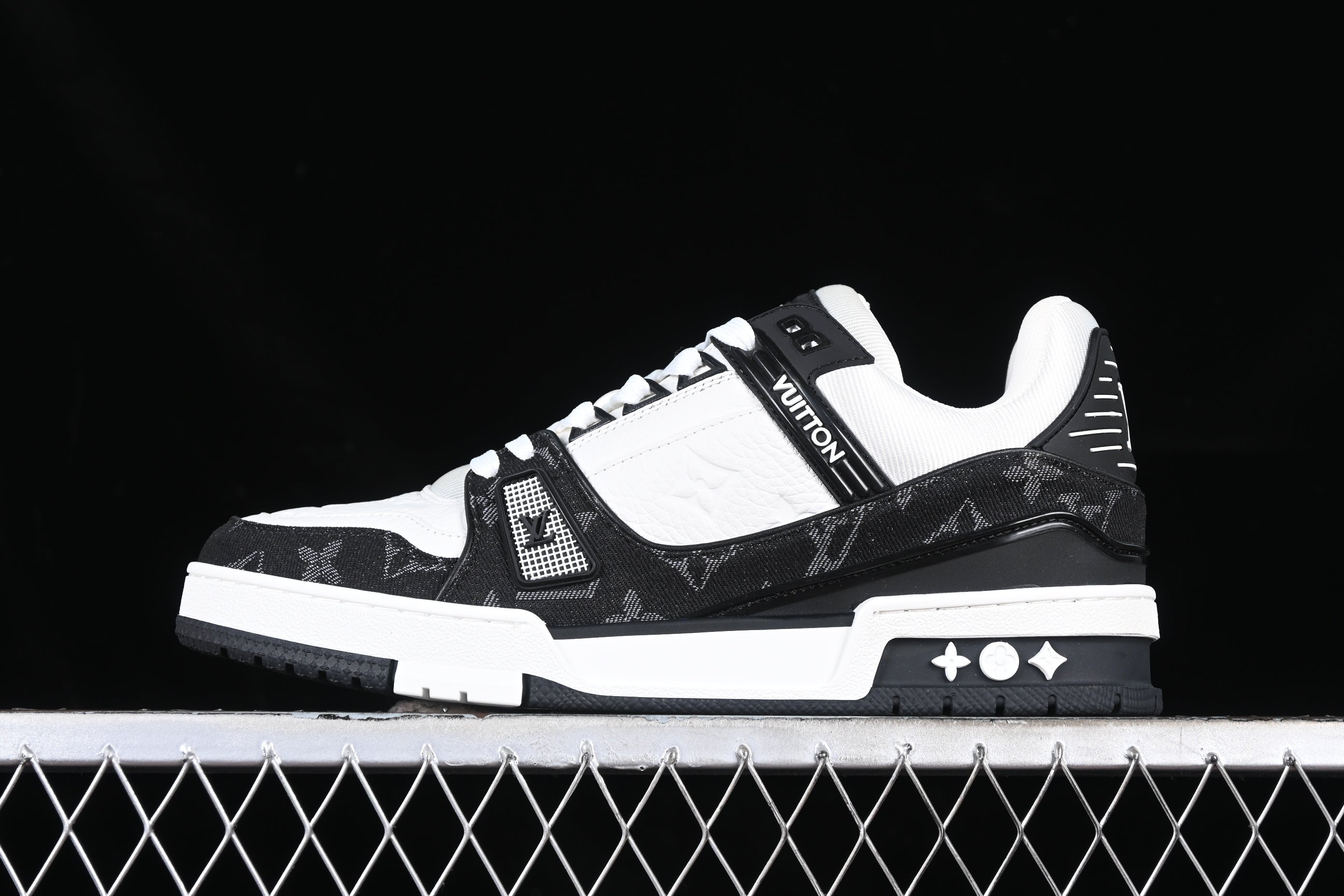 Lv Trainer (Black N' White)