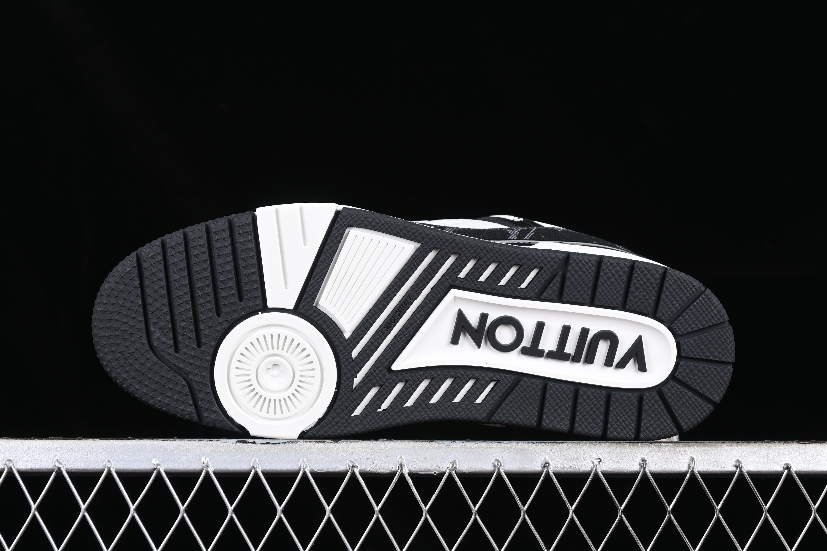 Lv Trainer (Black N' White)