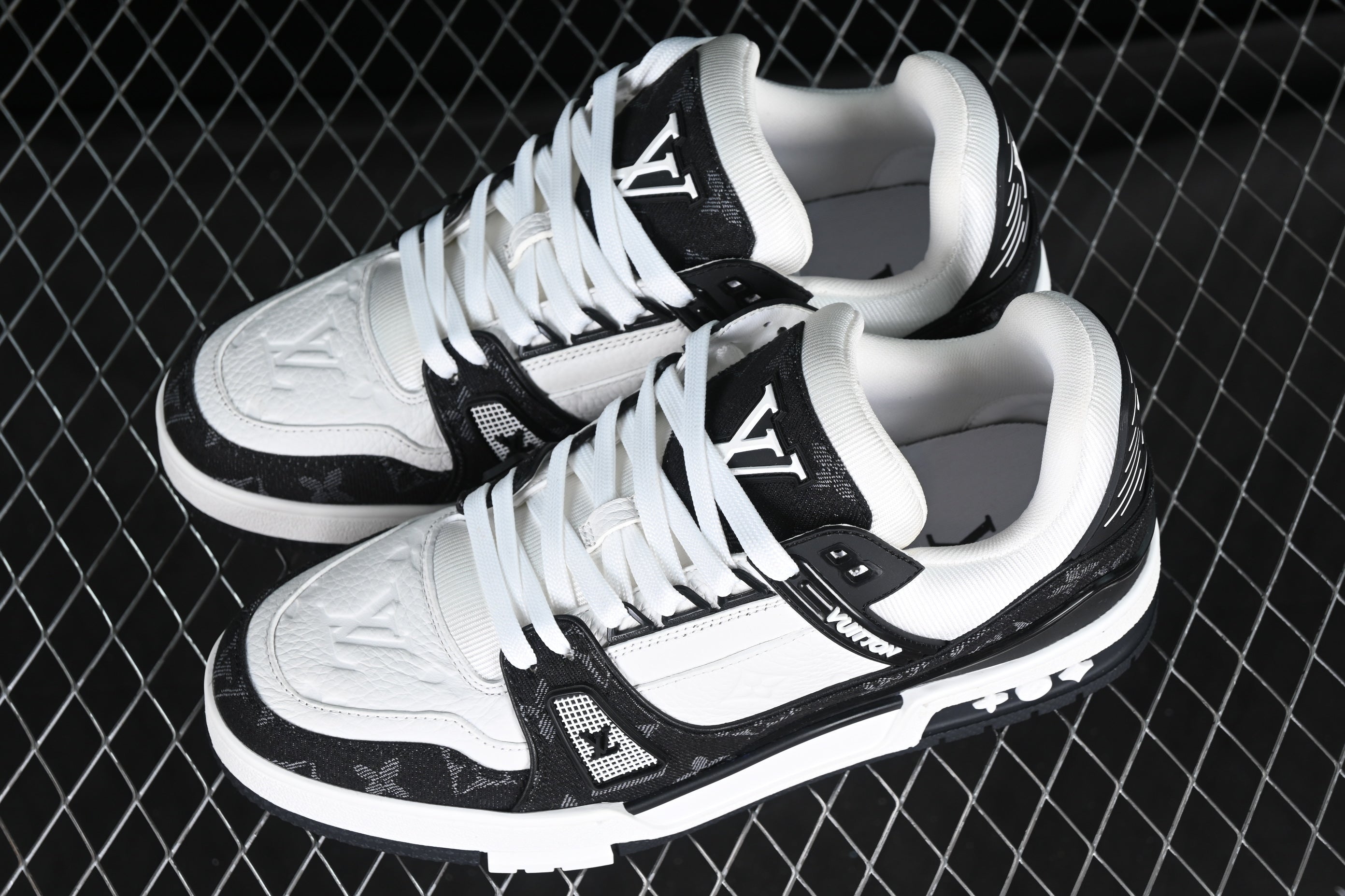 Lv Trainer (Black N' White)